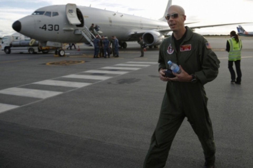 Busca por avião malaio desafia até super avião militar dos EUA