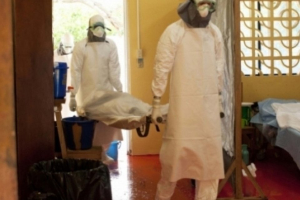 OMS eleva a 887 número de mortos por epidemia de Ebola na África