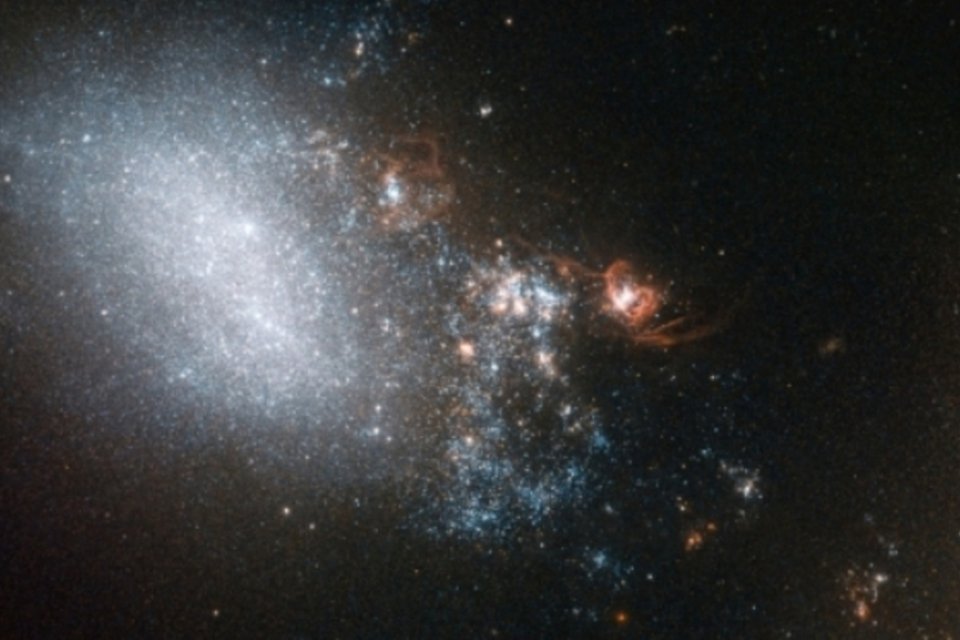 Esta imagem mostra o romance passageiro entre duas galáxias