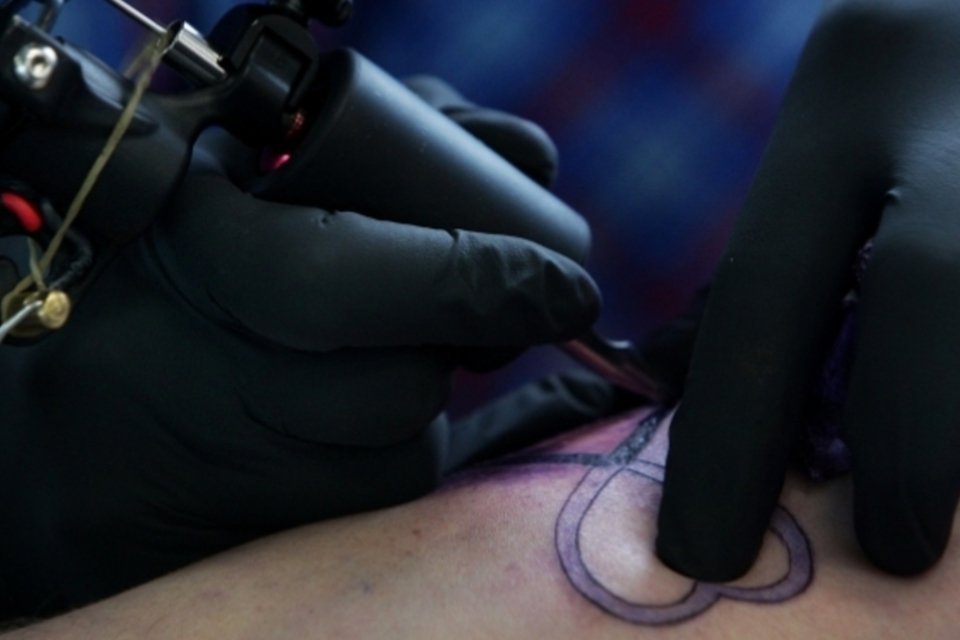 Anvisa suspende 14 marcas de tintas para tatuagem