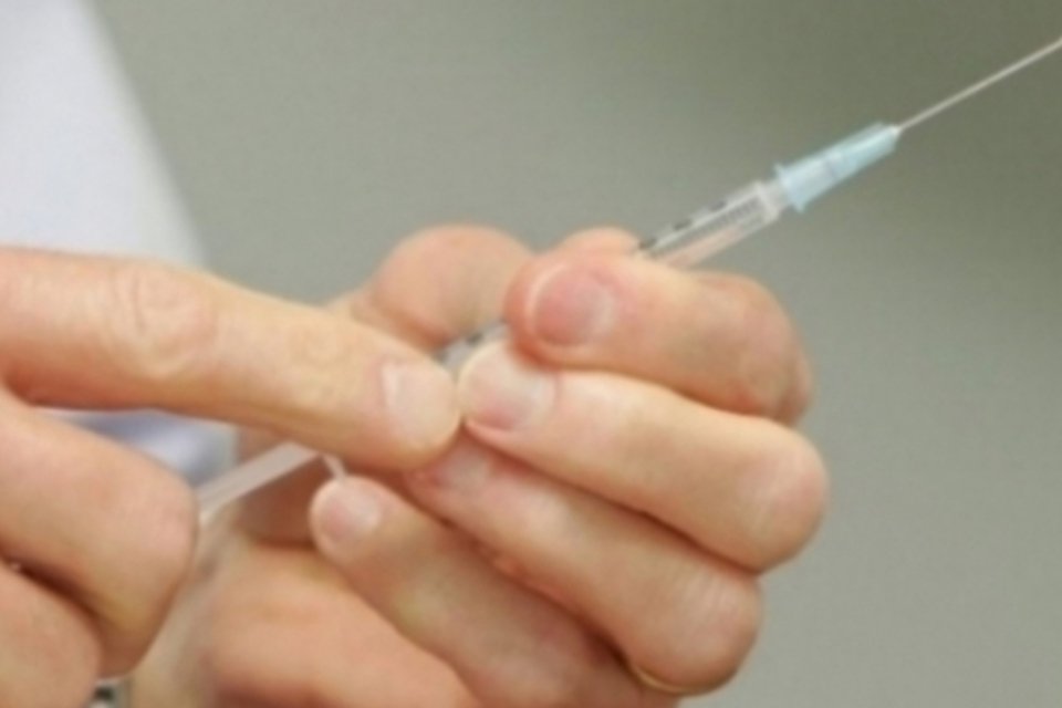 Britânica é a primeira a receber vacina contra ebola