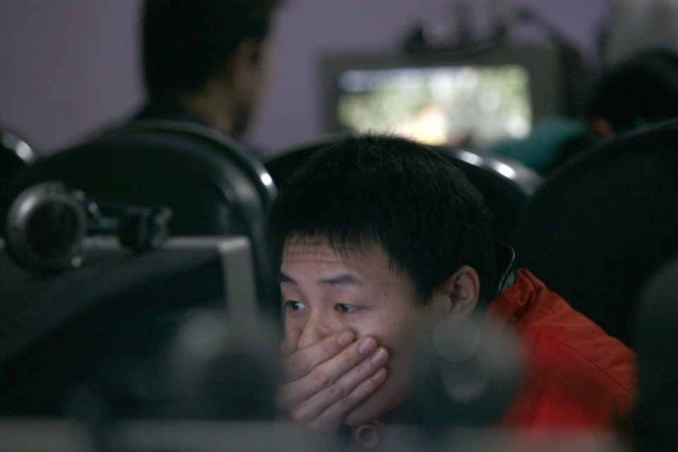 China tem 649 milhões de usuários de Internet, 86% via telefone