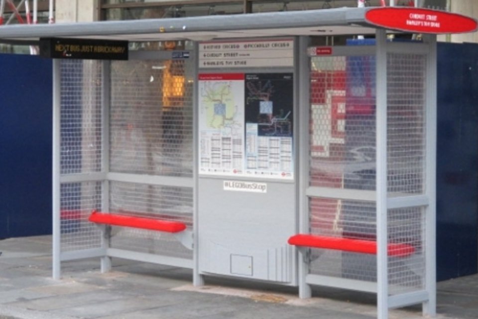 Londres ganha ponto de ônibus feito com Lego