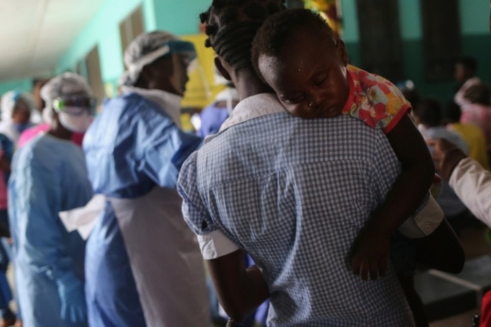 Incidência semanal de casos de ebola aumenta pela primeira vez em 2015