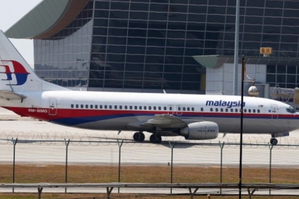 Investigadores examinam suicídio como possível motivo para sumiço de avião da Malásia