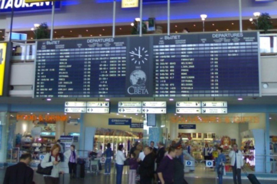 Snowden se torna atração de aeroporto em Moscou