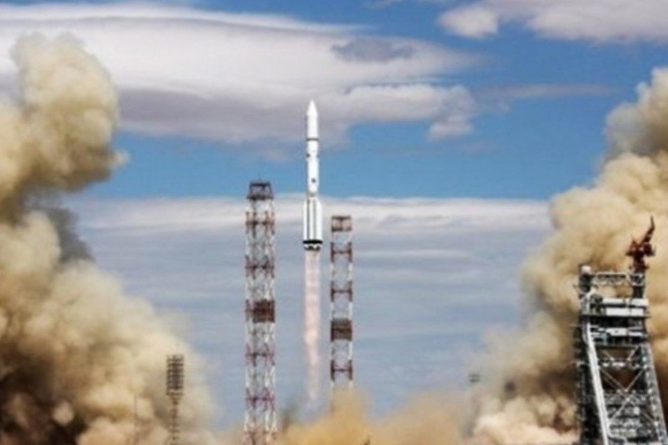 Explode foguete russo que transportava três satélites