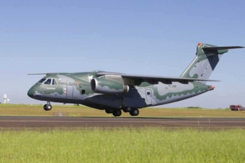 Maior avião já produzido na América Latina, KC-390 da Embraer completa primeiro voo