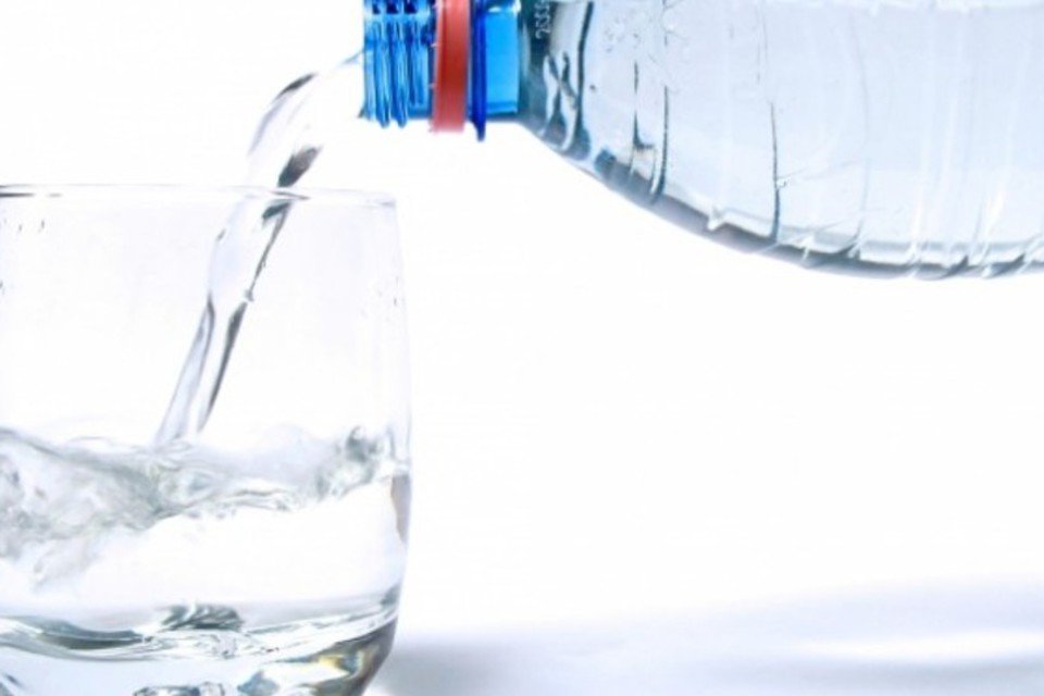 Estudo demonstra pela primeira vez que beber água emagrece