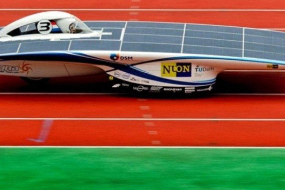 Carros solares participam de corrida sustentável no Marrocos