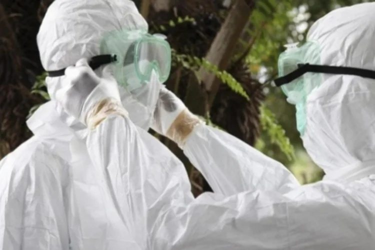 Funcionários da saúde se protegem contra Ebola (Reuters)