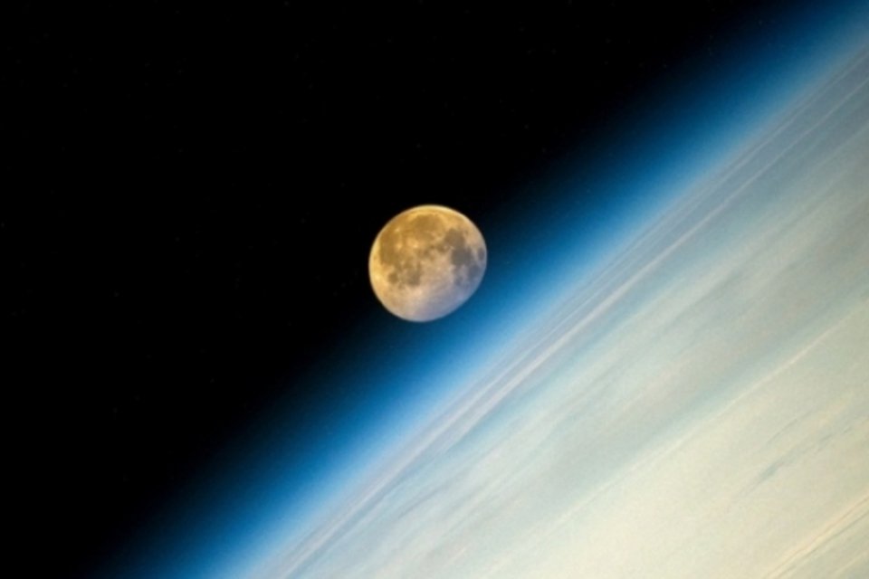 Astronauta fotografa superlua vista do espaço