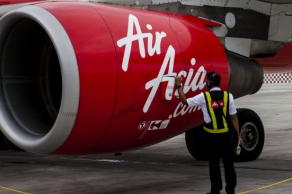 AirAsia: mergulhadores conseguem chegar a destroços de avião