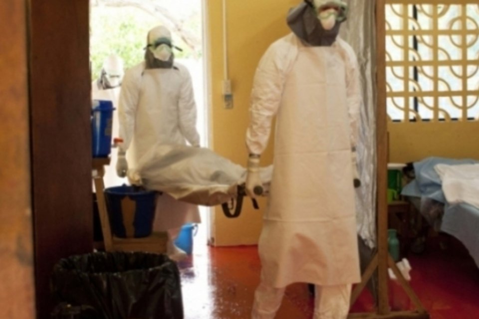 Médico americano contaminado pelo vírus do ebola na África chega aos Estados Unidos