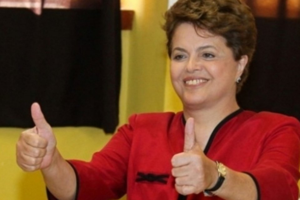 No Twitter, Dilma diz que Brasil vai sediar a 'Copa das Copas'