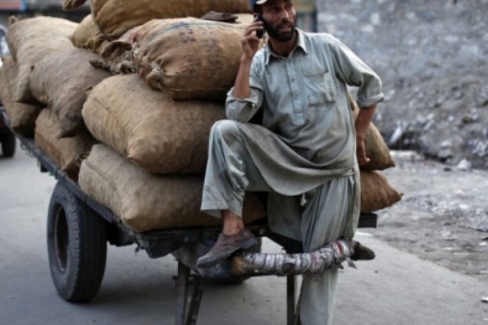 Paquistaneses devem escolher entre fornecer digitais ou perder celulares