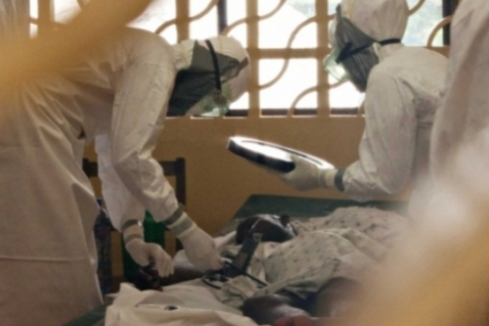 Médico com Ebola recebe transfusões de paciente recuperado