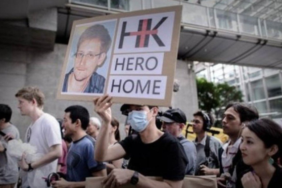 Snowden obtém documentos para deixar Rússia