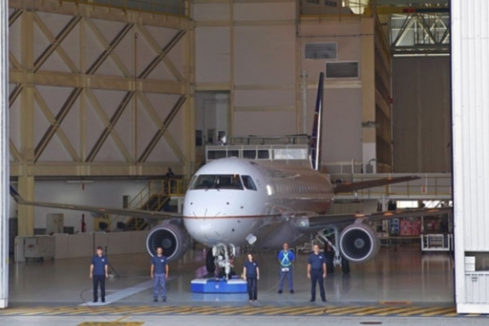 Embraer apresenta nova versão do jato E175