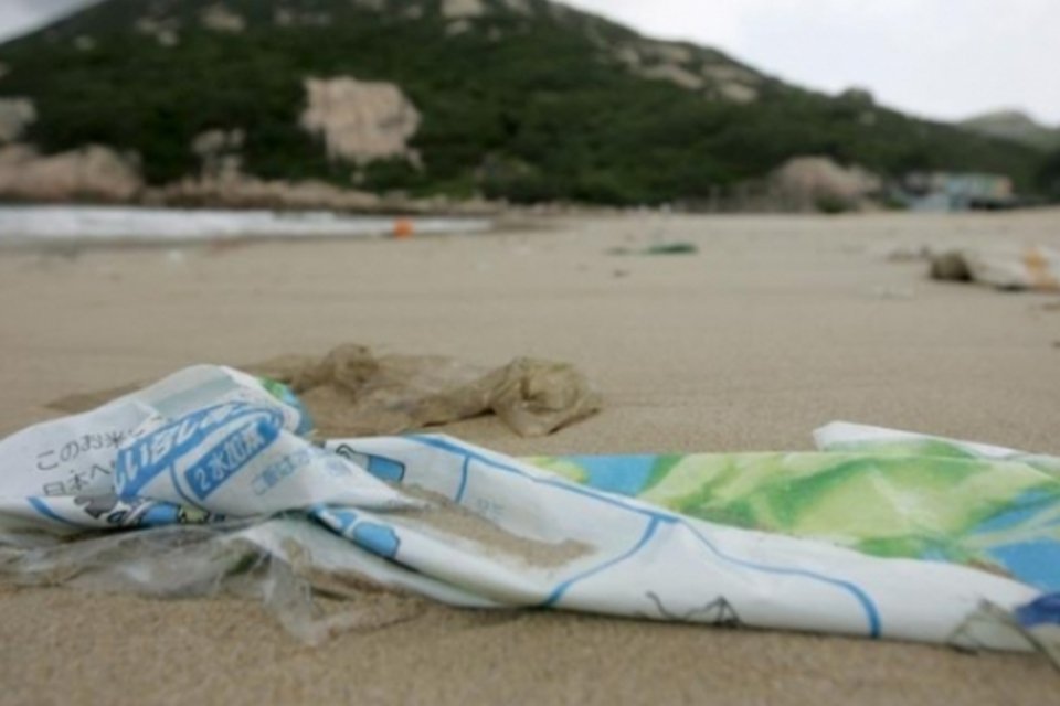 Plásticos jogados no mar causam perdas de US$ 13 bilhões