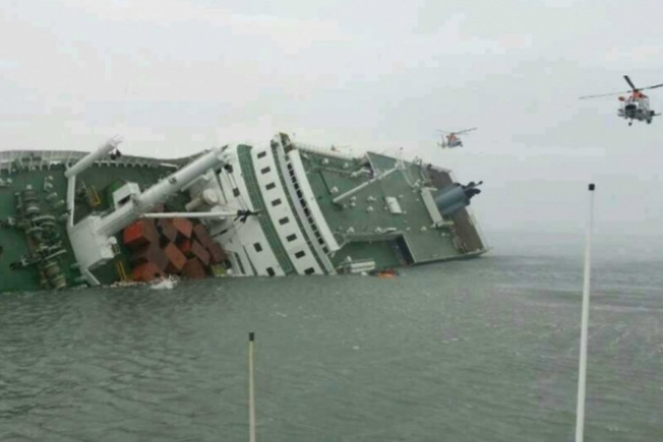 Navio com 476 pessoas a bordo afunda na Coreia do Sul
