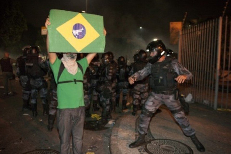 Governo do Rio cria lei para investigar manifestantes na web