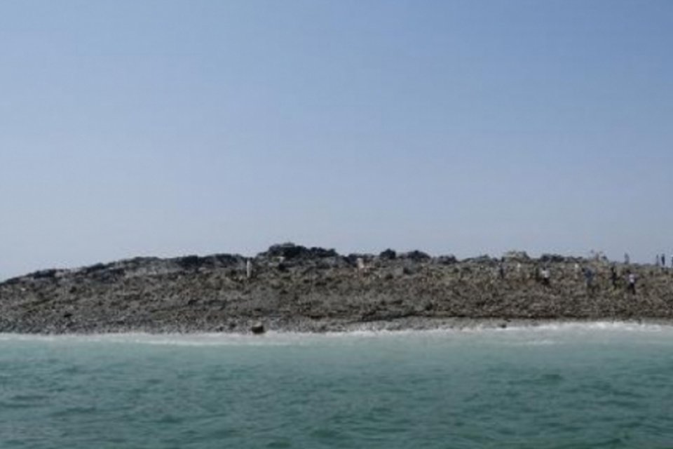 Ilha surge no mar da Arábia após terremoto no Paquistão