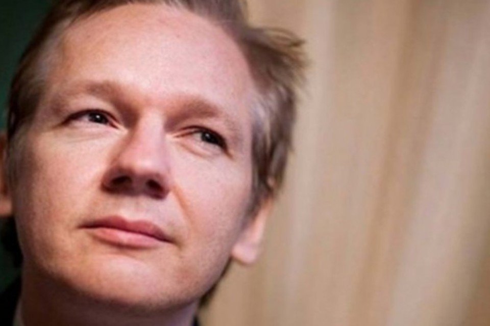 Assange pede que países se esforcem para dar asilo a Snowden