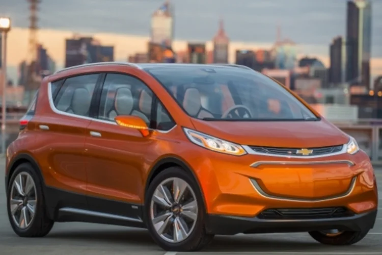Bolt: GM será a primeira a oferecer um carro elétrico com mais de 200 milhas de teste a um preço inicial inferior a 40 mil dólares (foto/Divulgação)
