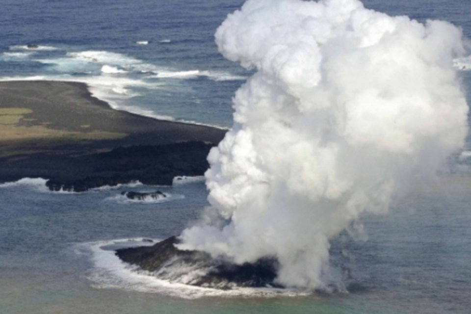 Ilha japonesa nascida de vulcão dobra de tamanho