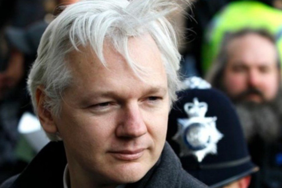 Assange teme EUA e diz que vai ficar em embaixada