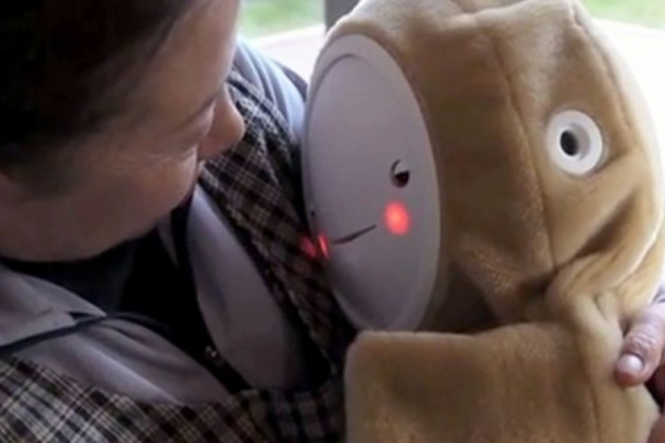 Bebê robô é a solução japonesa para dar um "objetivo de vida" aos idosos