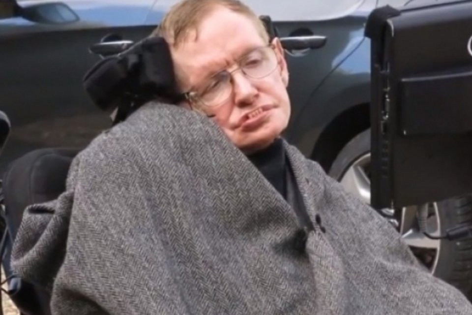 Stephen Hawking faz primeiras postagens no Facebook