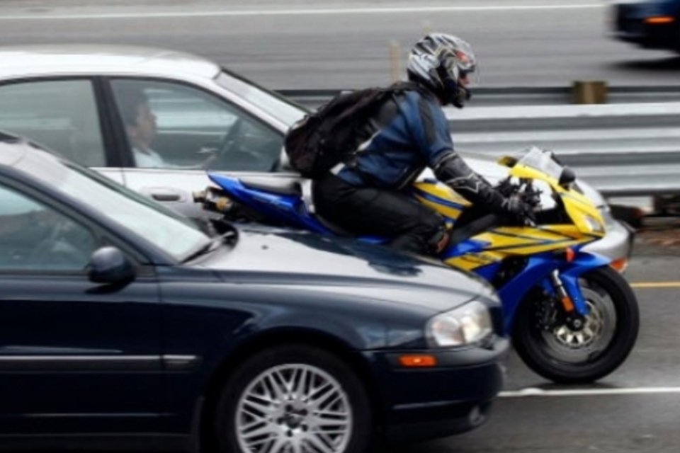 Uso obrigatório de colete e airbag por motoqueiro é aprovado