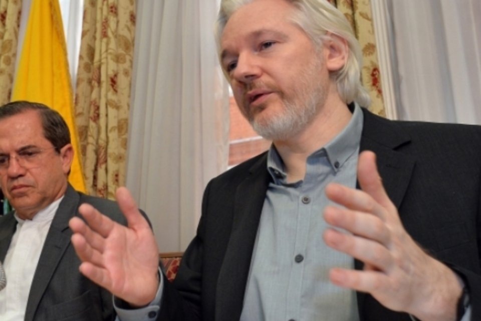 Chanceler do Equador encontra Assange dois anos após asilo
