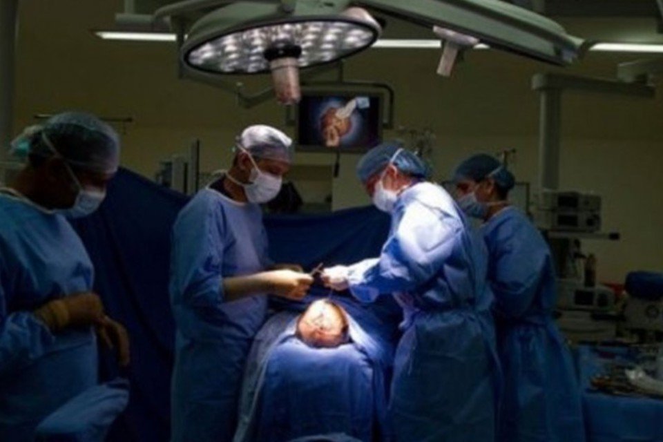 Médicos indianos reconstroem cabeça de menina hidrocefálica