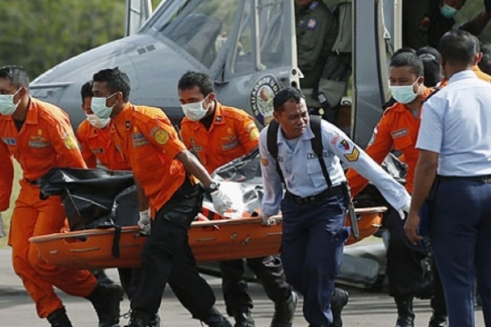 Indonésia expande buscas para encontrar vítimas e destroços do AirAsia