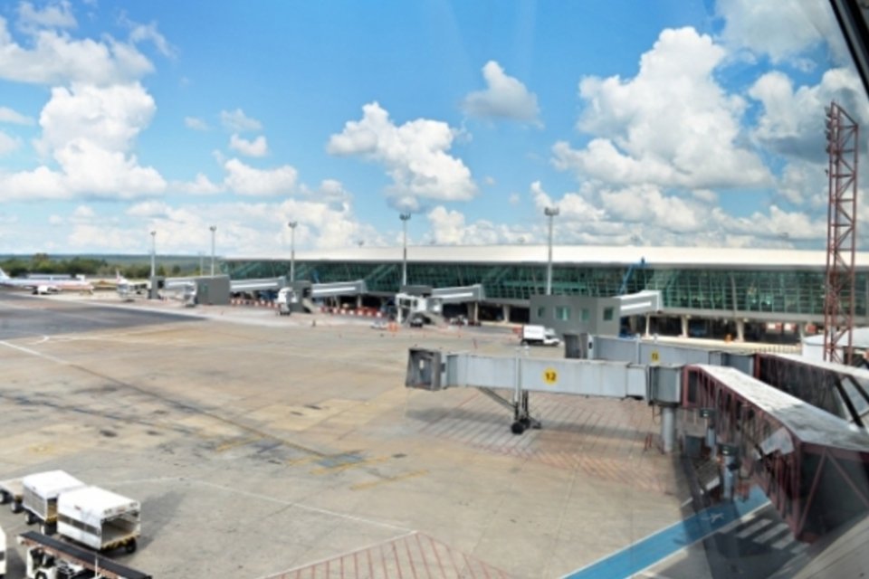 Dilma diz que aeroportos não "são padrão Fifa, são padrão Brasil"