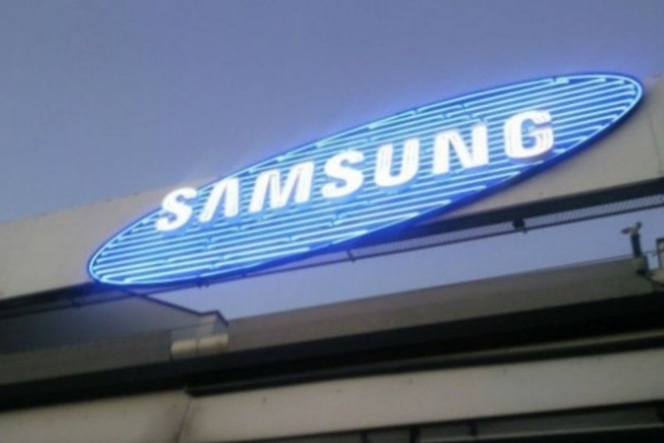 Ações da Samsung caem quase 3%
