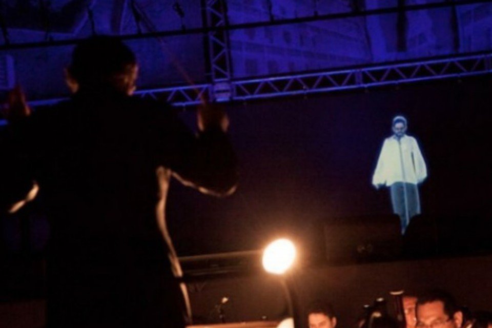 Show com holograma de Renato Russo tem falhas técnicas