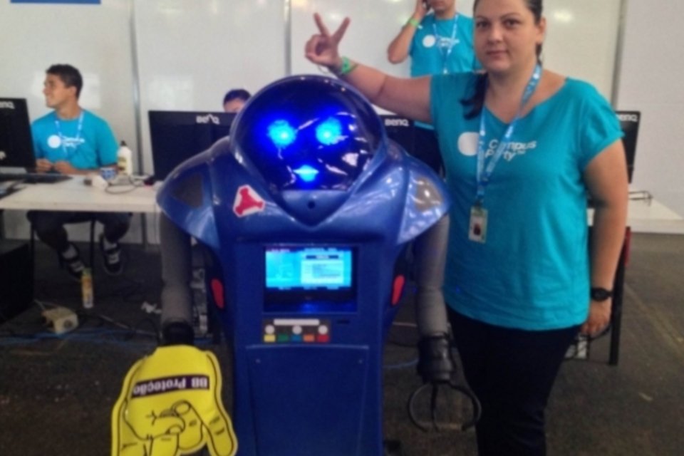 Voluntária na Campus Party sofre por causa de fobia de robôs