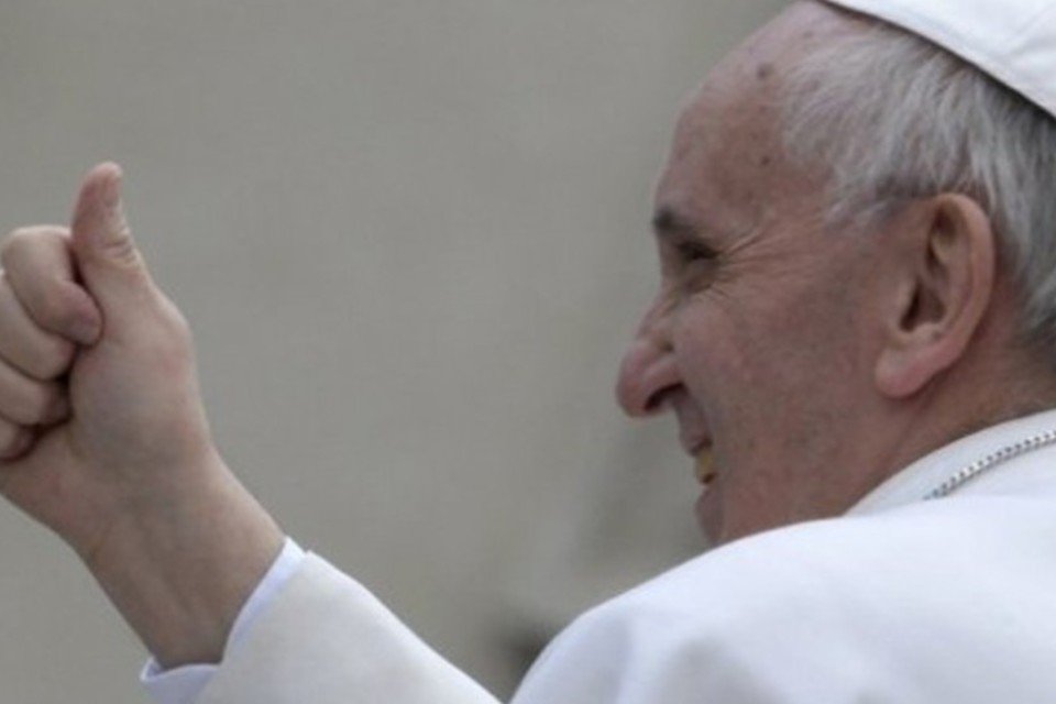 Sem agenda oficial, papa interage com fiéis no Twitter