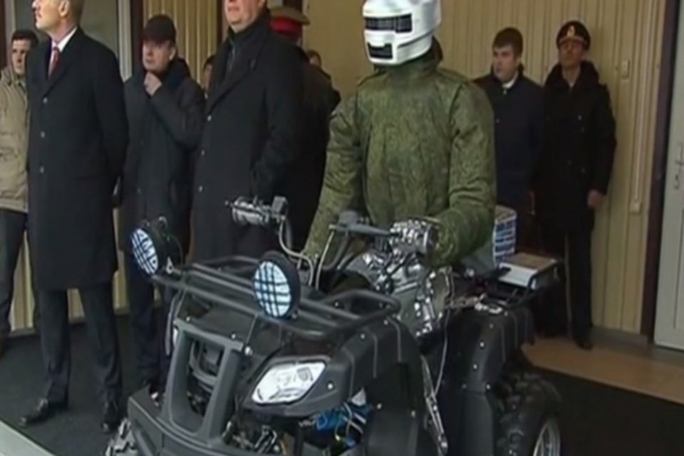 Robô piloto de quadriciclo não deixa Putin muito impressionado