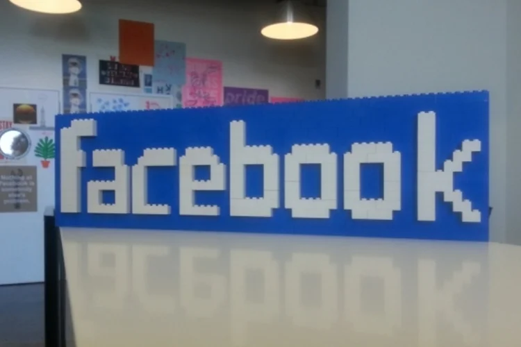 facebook (djchuang / Flickr)