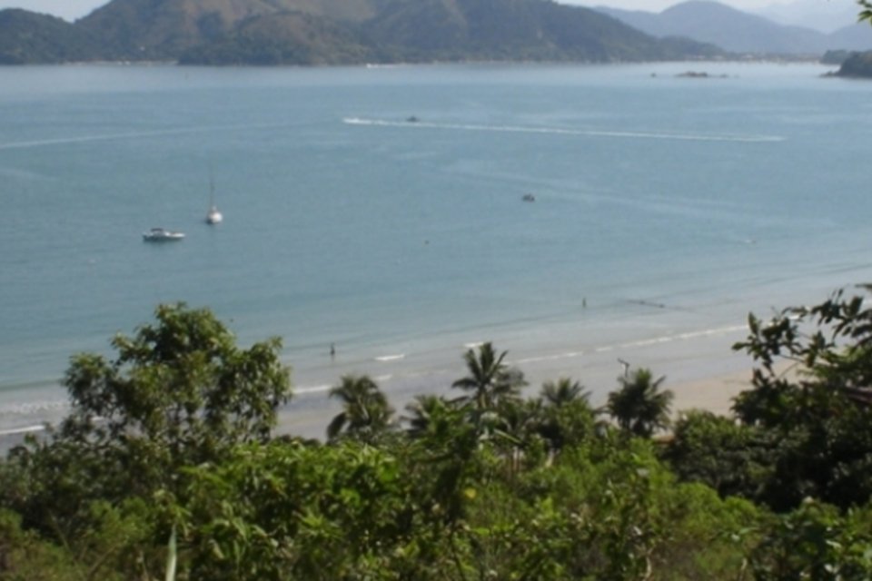 Número de praias limpas paulistas cai pela metade