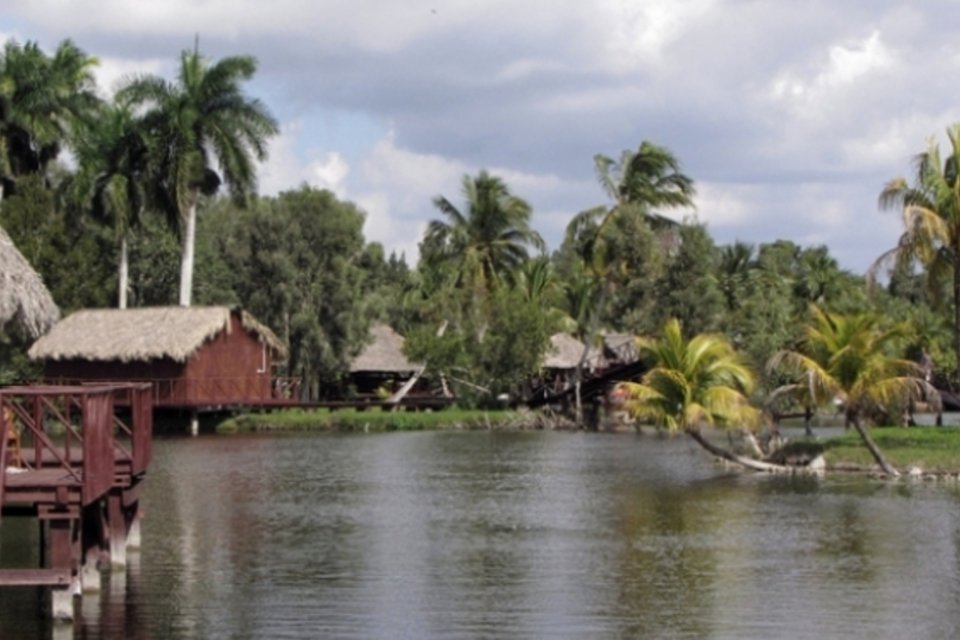 Ilha artificial com réplica de aldeia indígena cubana está afundando