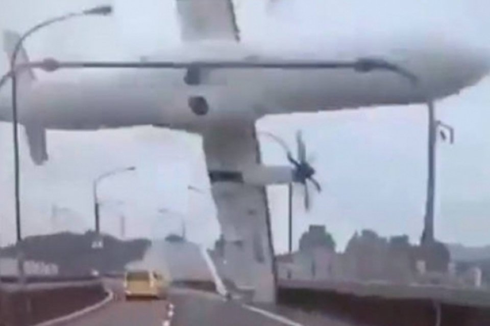 Vídeo mostra momento da queda de avião em Taiwan