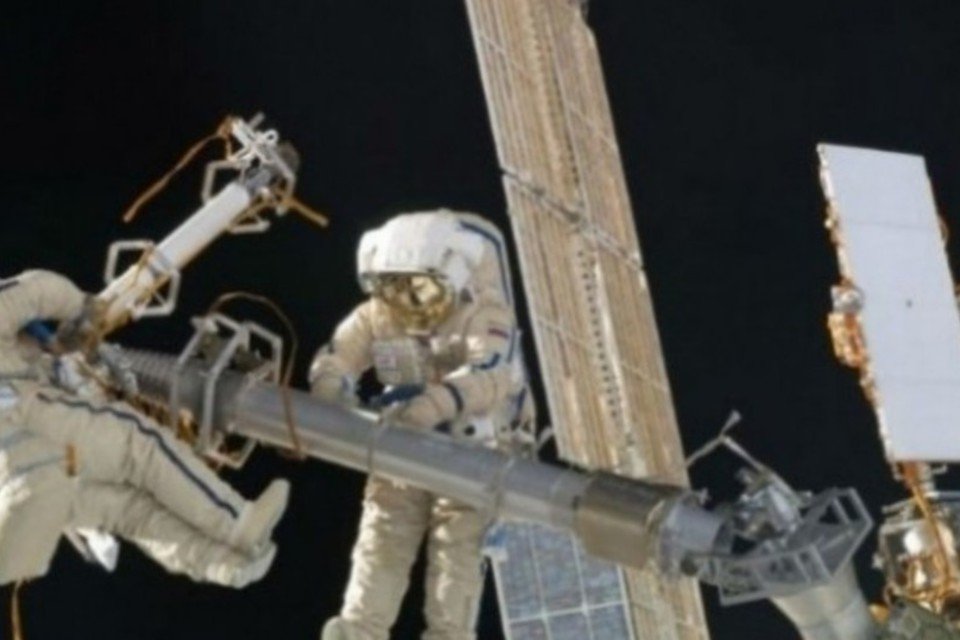 Cosmonautas terminam caminhada espacial