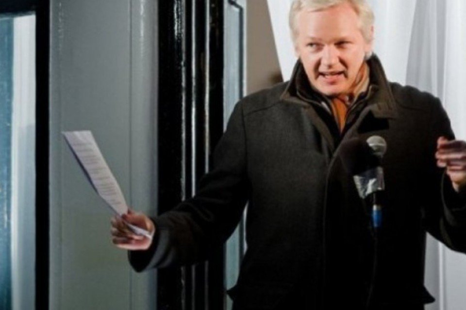Assange grava vídeo como astro do rock para divulgar partido