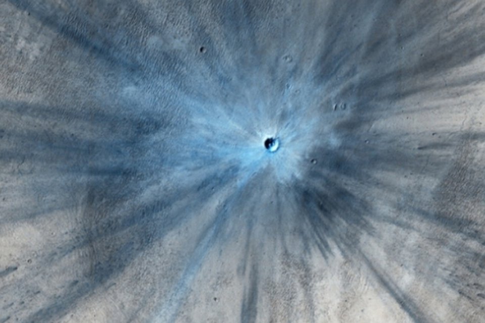 Foto exibe cratera impressionante em solo marciano